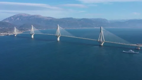 Drone video. Cable suspension bridge of Rio - Antirio Harilaos Trikoupis. 库存影片 143909583