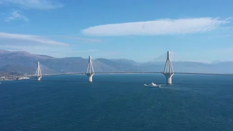 Drone video. Cable suspension bridge of Rio - Antirio Harilaos Trikoupis. Vidéo 143910515