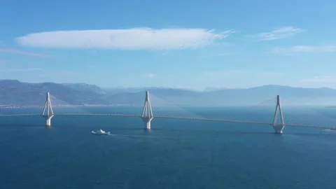 Drone video. Cable suspension bridge of Rio - Antirio Harilaos Trikoupis. Vidéo 143911602