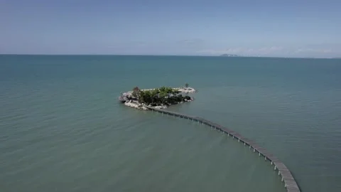 Drone video of frontal plane advancing on the Wild Camping on the beach of Vidéo 171217005