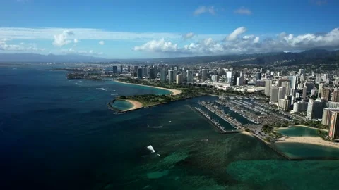 Drone video of Magic Island, Ala Moana, and the Ala Wai Harbor on Honolulu, H Stockbeeldmateriaal 220826593