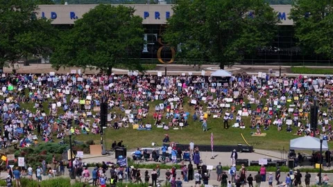 Drone video of No Kings protest at Ah-Nab-Awen Park by Ford Presidential Museum Vídeos de archivo 312259171