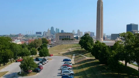 Drone video panning up the World War One Memorial in Kansas City, Missouri. 스톡 동영상 109080328