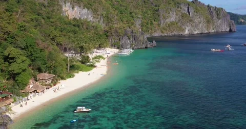 Drone video of the paradisiacal Seven Commandos beach near El Nido on the P.. Stock-Footage 238943712