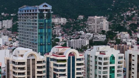 Drone video with parallax effect featuring Acapulco's hotel area Vidéo 320891056