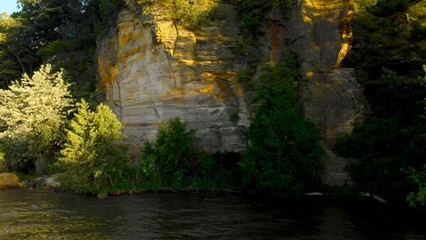 Drone Video of River and Forest - Elevation Climb Reveal Vídeo Stock 90926390