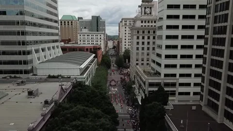 Drone Video of Rose Parade in downtown Portland Stockbeeldmateriaal 162575136