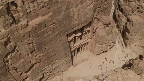 Drone video shows the historical cave city of Petra, Jordan - 4K Vídeo Stock 112332953