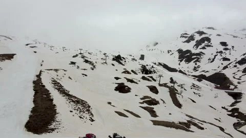 Drone video of a ski resort without people, with the slopes affected by the haze Video stock 172419658