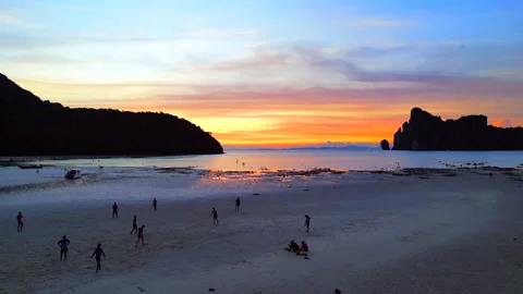 Drone Video of sunset at Loh Dalum Bay in Koh Phi Phi 스톡 동영상 197461120
