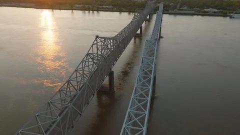 Drone Video of Sunset Over Bridge in Natchez Mississippi on the Mississippi Stockbeeldmateriaal 279942035