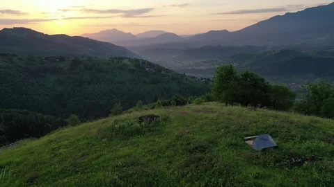 Drone video with two mountain bicycles and a tent on a mountain meadow Video stock 113206362