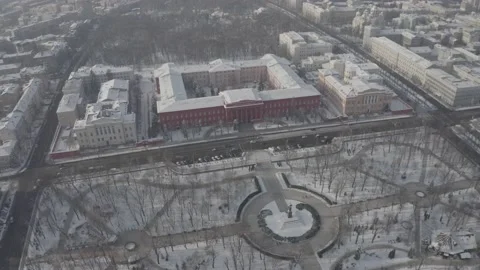 Drone video. Winter aerial view of the Taras Shevchenko National University Vidéo 150981281