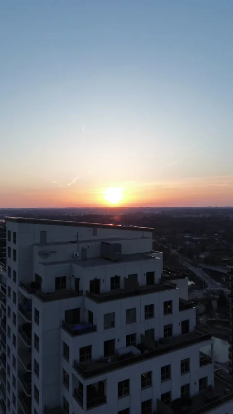 Drone videography of sunset behind tall building Stock-Footage 237975506