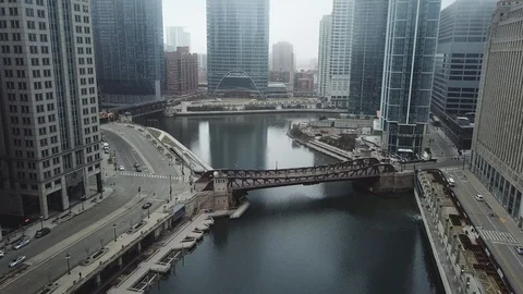 Drone view above the Chicago River Видео 127666855