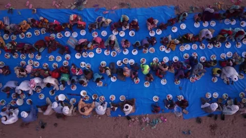 Drone view of African children eating at iftar during Ramadan, April 25, 2026, Video stock 334810183