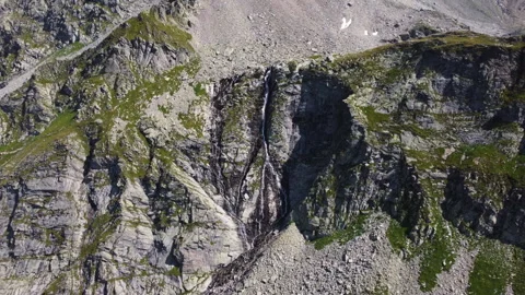 Drone view of Alpine waterfall with surrounding mountains - Italian Alps Vidéo 319210736