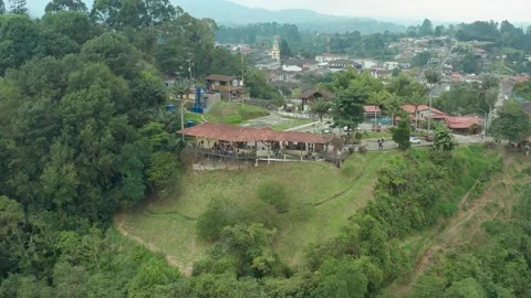 Drone view of amazing view in the town of salento colombia coffee region of Vídeos de archivo 329009570