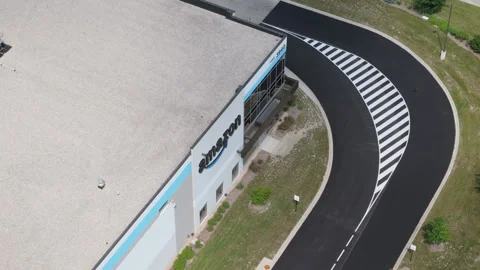 Drone view of an Amazon logistics and distribution facility. Naperville Il. USA Stockbeeldmateriaal 346791598