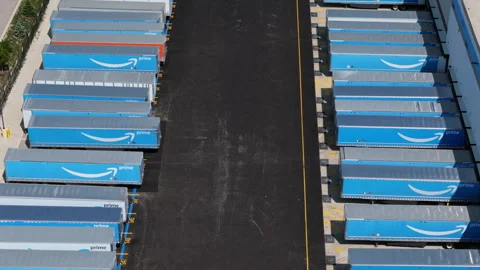Drone view of an Amazon logistics and distribution facility with trailers Stockbeeldmateriaal 346792332