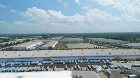 Drone view of an Amazon logistics and distribution facility with semi trucks Stockbeeldmateriaal 346792402
