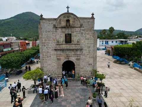 Drone view of ancient stone church in Tlajomulco, Jalisco, Mexico, people Stock-Fotos