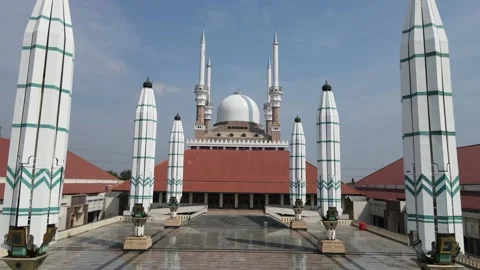 Drone view of approaching the grand mosque Video stock 260521373