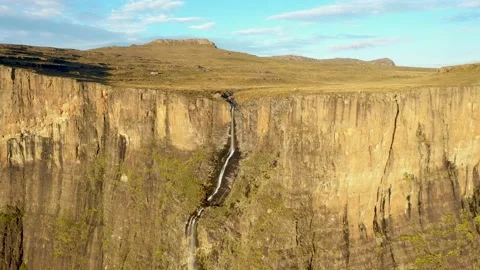Drone view of approaching to scenic cliff with Tugela waterfall Video stock 156086535