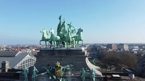 Drone view around the statues of the triumphal arch at Cinquantenaire park Vídeo Stock 169356706