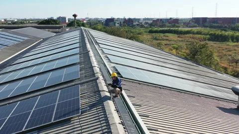 Drone view asian engineer service and checking solar cell on toproof 스톡 동영상 207921674