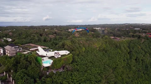 Drone View of Bali Airplane Villa Featuring Ocean Infinity Pool and Paragliding 库存影片 323282409