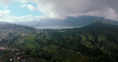 Drone view of Bali. Lake Beratan in mountains Vidéo 242642035