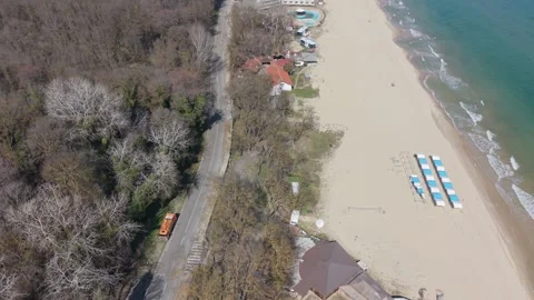 Drone view of beach coastline and calm ocean waves Vidéo 331712831