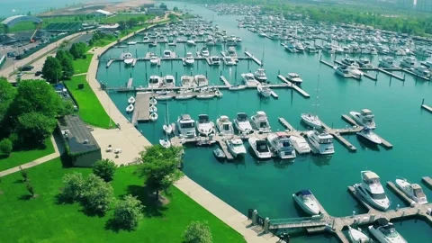 Drone view of a beautiful harbor and many white boats in Chicago Vidéo 233674050