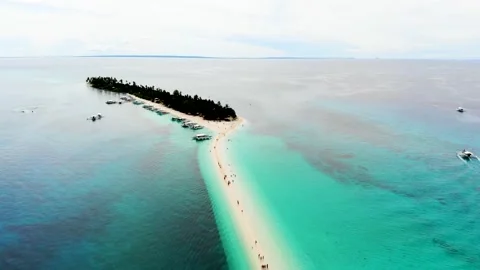 A drone view of the beautiful remote island of Kalanggaman in the Philippines. Video stock 160133300