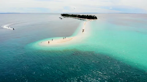 A drone view of the beautiful remote island of Kalanggaman in the Philippines. Video stock 160133545