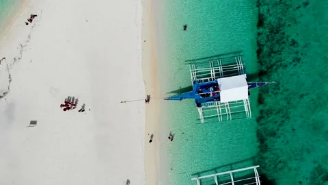 A drone view of the beautiful remote island of Kalanggaman in the Philippines. 스톡 동영상 160133698