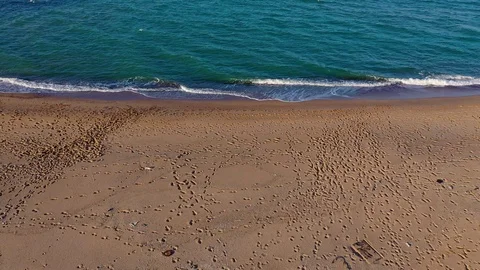 Drone view of beautiful seamless never ending footage while turquiose sea waves Video stock 127104358