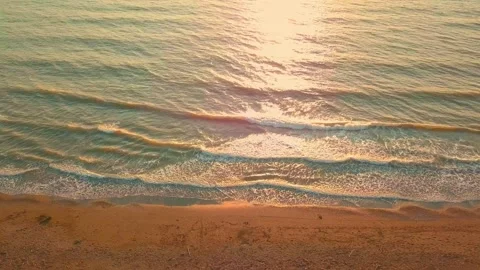 Drone view of the beautiful waves on the sandy beach, Vídeo Stock 161815498