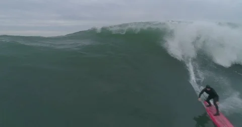 Drone view of a big wave surfer in Spain Vídeos de archivo 111835416