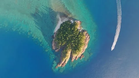 Drone view of boat going around Arkhurst Island, Whitsunday Islands, Australia. 库存影片 218049201
