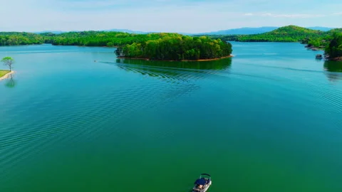 Drone view of boat sailing over Fort Loudon Lake, Tennessee, United States of Vídeo Stock 336694373