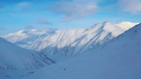 Drone view of brooks mountain range during winter Vídeo Stock 134582734