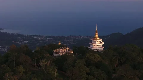 Drone view of Buddhist temple on mountain and Lamai in background, Koh Samui 스톡 동영상 334094962