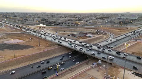 Drone view of busy complex road junction in Saudi Arabia Riyadh Stockbeeldmateriaal 285328254