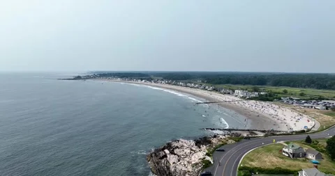 Drone view of a busy white sand beach in New Hampshire Vídeos de archivo 315677891