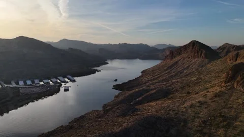 Drone View of Canyon Lake on the Apache Trail in Arizona. Late evening with Vídeos de archivo 301162569