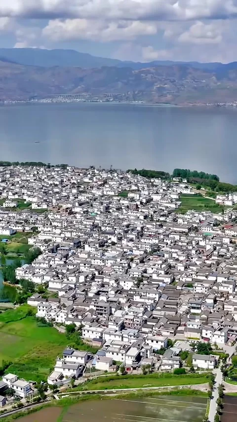Drone view captures Dali in Yunnan, China with scenic landscape and city Vídeos de archivo 335073616