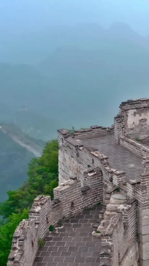 Drone view captures Great Wall of China on a foggy day Vídeos de archivo 335075288