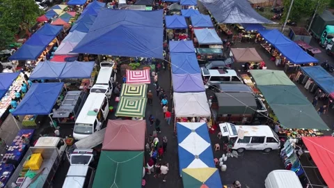 Drone view captures Juru pasar malam with vibrant mix of food 스톡 동영상 332155648